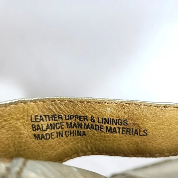 ⭐️$3/ $30⭐️ Born Leather Gold Thong Cork Wedge Cushioned Sandals Sz 39/8 - Picture 12 of 13